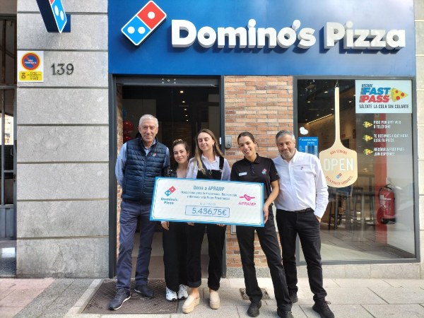 El segundo Domino's Pizza en abrir en Avilés hace entrega de un cheque de más de 5400 € a la asociación APRAMP